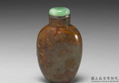 图片[2]-Agate snuff bottle depicting two lions playing with a ball.-China Archive